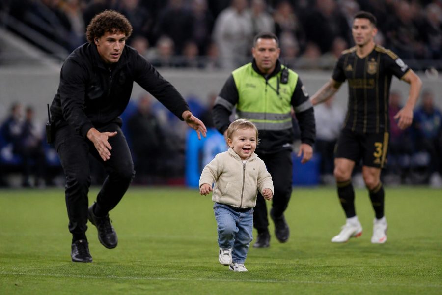 Bebê invade campo durante jogo da MLS e surpreende torcedores