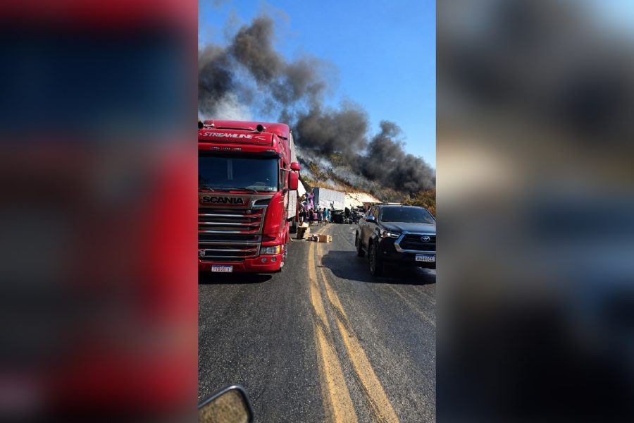 Incêndio em BR-251 após colisão de caminhões em Minas Gerais