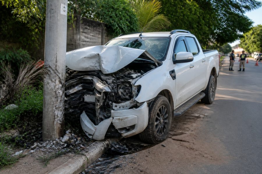 Caminhonete bate contra poste e deixa dois feridos em Montes Claros; motorista foge do local