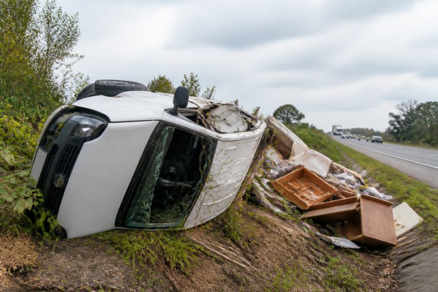 Carro que levava mudança capota na BR-365 e deixa feridos