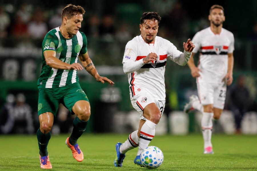 Chapecoense bate o São Paulo e vence a segunda no Brasileirão