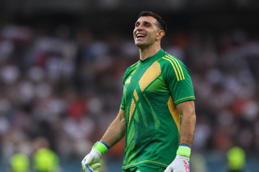 Chelsea fecha contrato com Dibu Martínez, goleiro argentino