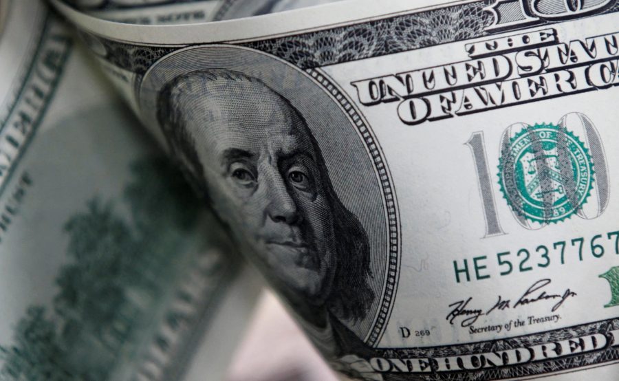 Dólar opera em leve baixa antes de dados de emprego no Brasil e discurso do Fed