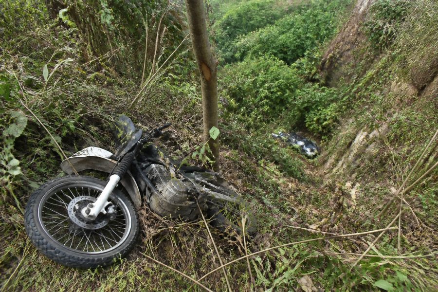 Motociclista fica ferido após duas motos saírem da pista e caírem em ribanceira na MG-451, em Olhos D’Água