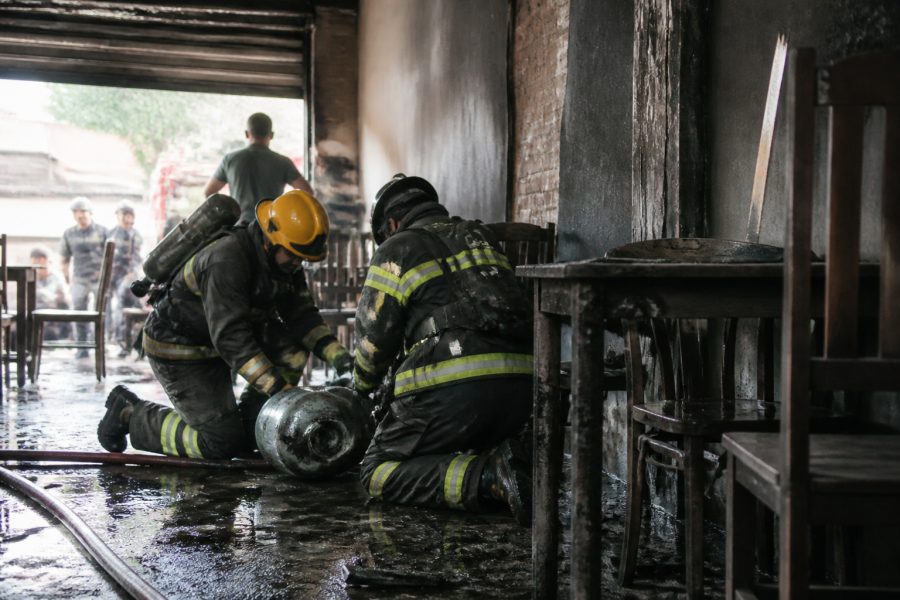 Incêndio em bar de Montes Claros deixa três feridos por álcool em chamas