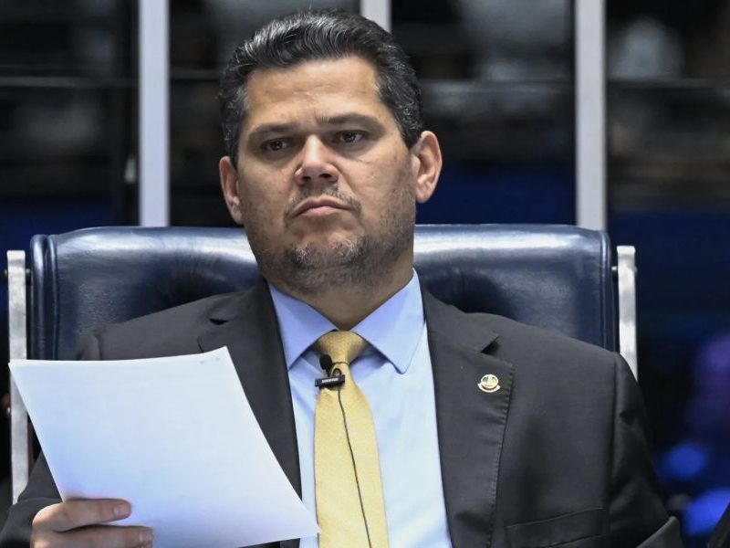 Impeachment de Moraes pode incluir André Mendonça, afirma Alcolumbre