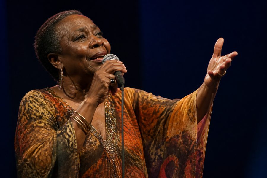 Áurea Martins apresenta show inédito “Senhora das Folhas” na TV Brasil