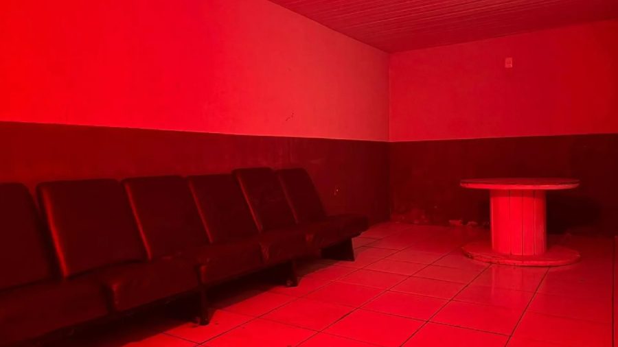 Com cabines privativas e bar, cinema adulto atrai de gays a héteros casados, diz proprietária