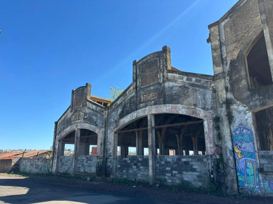 Reencontro de ex-funcionários da Fepasa revela abandono em Itapetininga