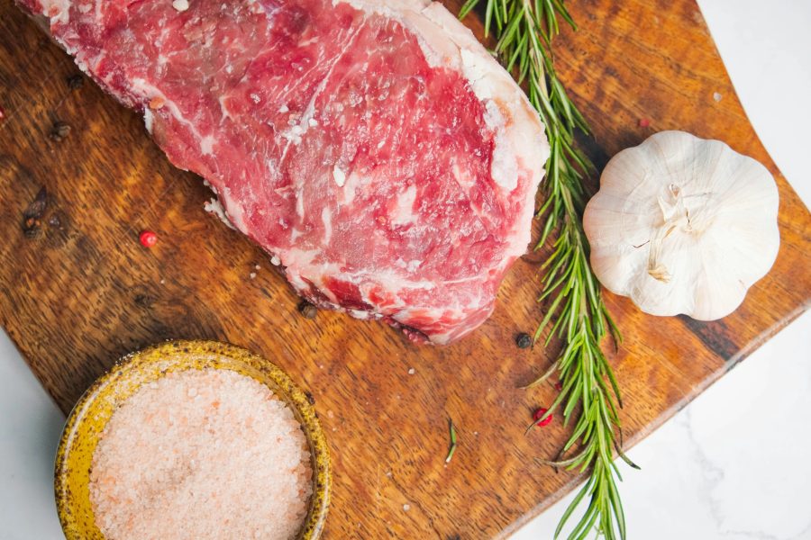 Governo brasileiro critica veto da UE à carne e ameaça retaliar