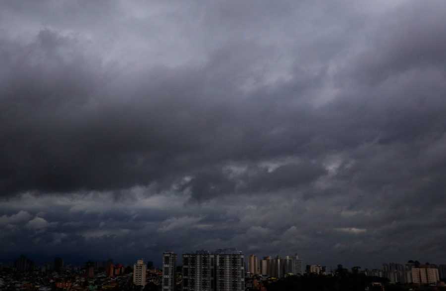 Inmet emite avisos de tempestade para 10 estados; ventos podem chegar a 100 km/h