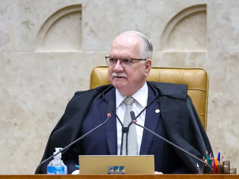 Ministros aposentados do STF pedem apuração rigorosa de crise atual