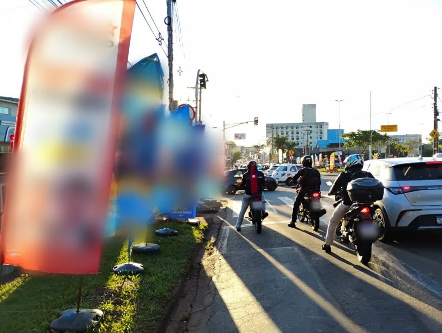 Material de campanha invade ruas de Sorocaba e interfere na sinalização de trânsito