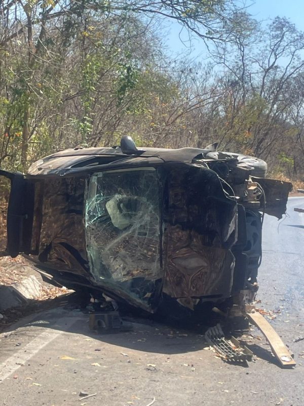 Motorista perde o controle em pista com óleo e carro capota na BR-365, em Montes Claros