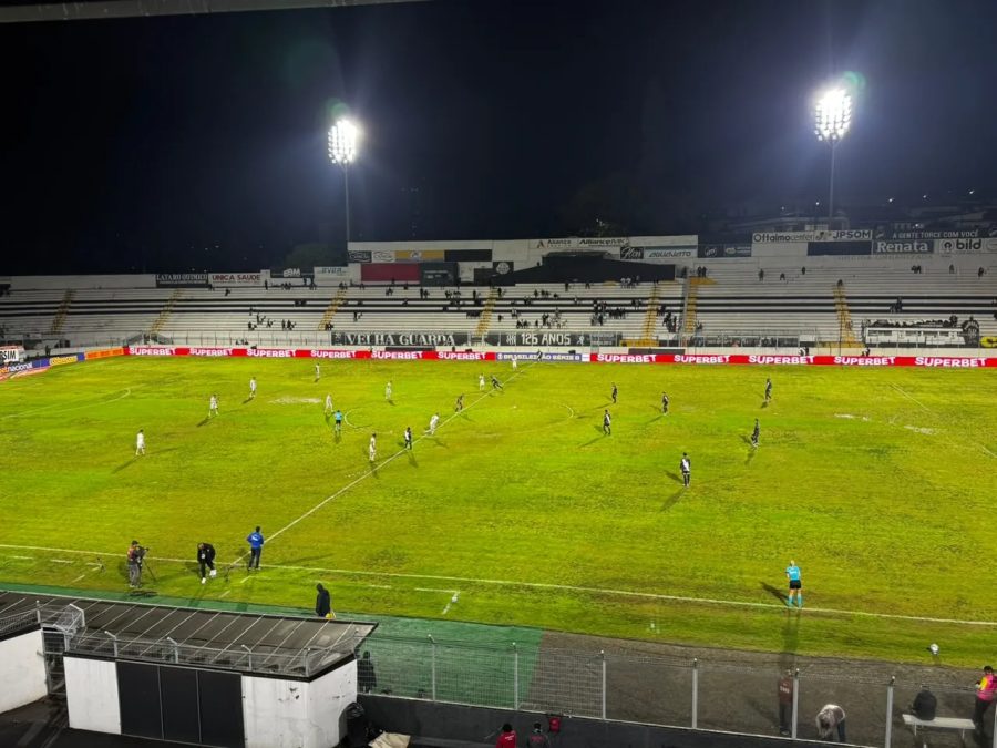 Ponte Preta registra menor público em sete anos em derrota na Série B